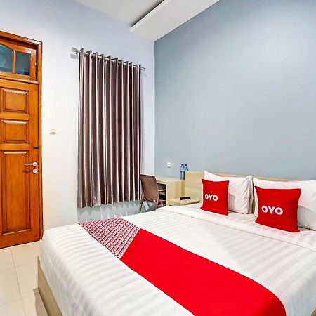 Oyo 90891 Parang Kusumo Residence Krembangan Exterior photo