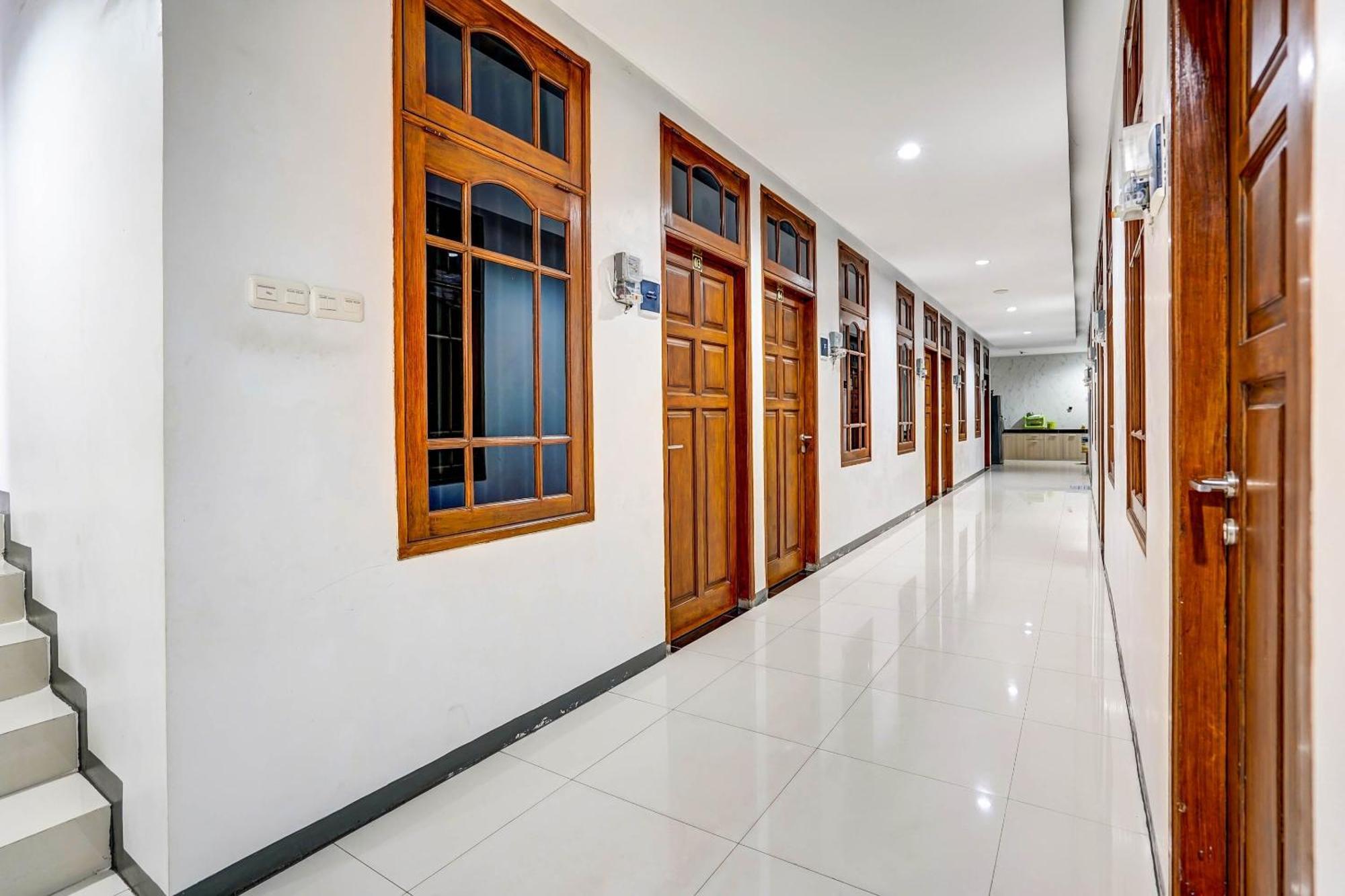 Oyo 90891 Parang Kusumo Residence Krembangan Exterior photo