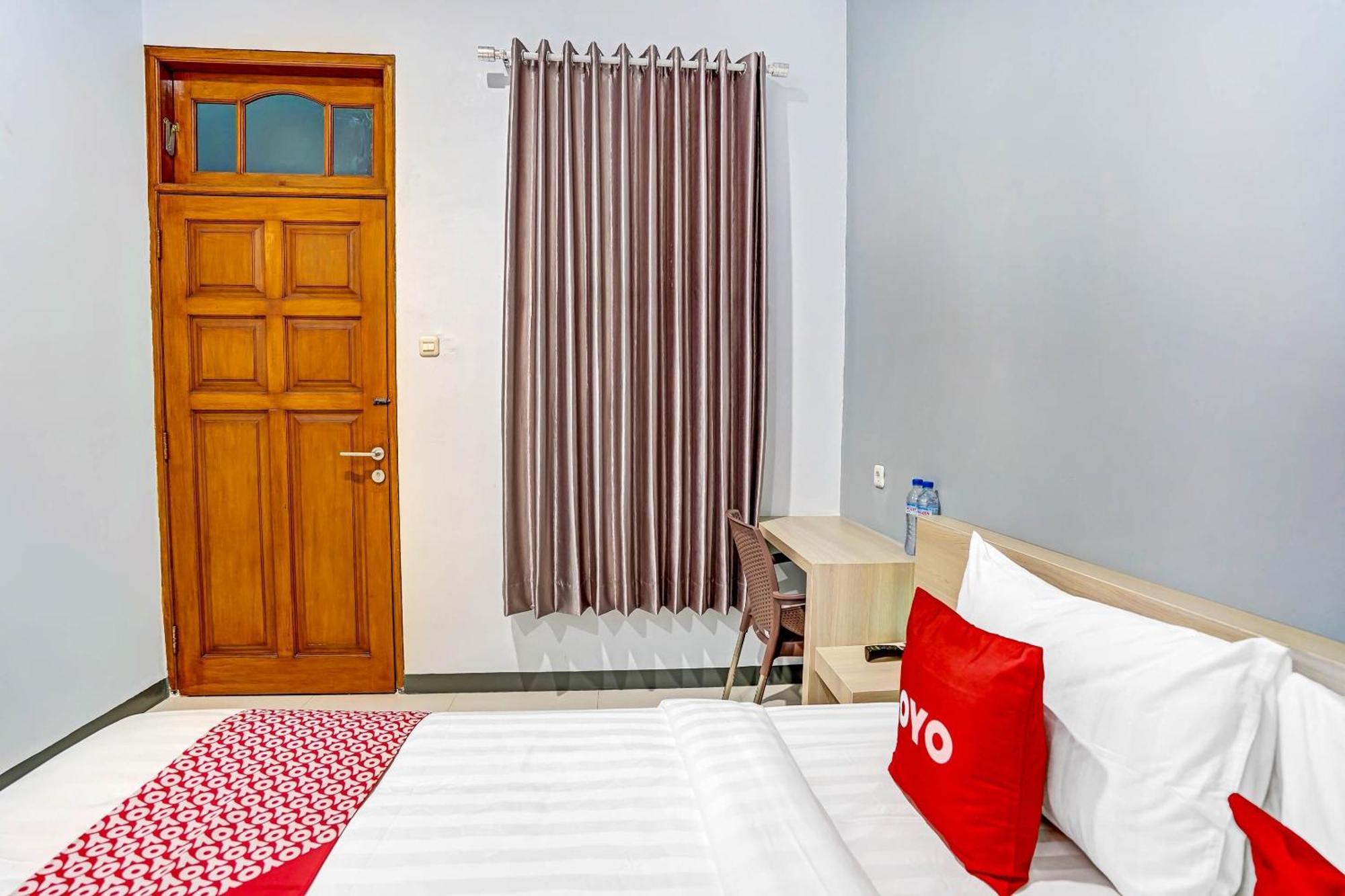 Oyo 90891 Parang Kusumo Residence Krembangan Exterior photo
