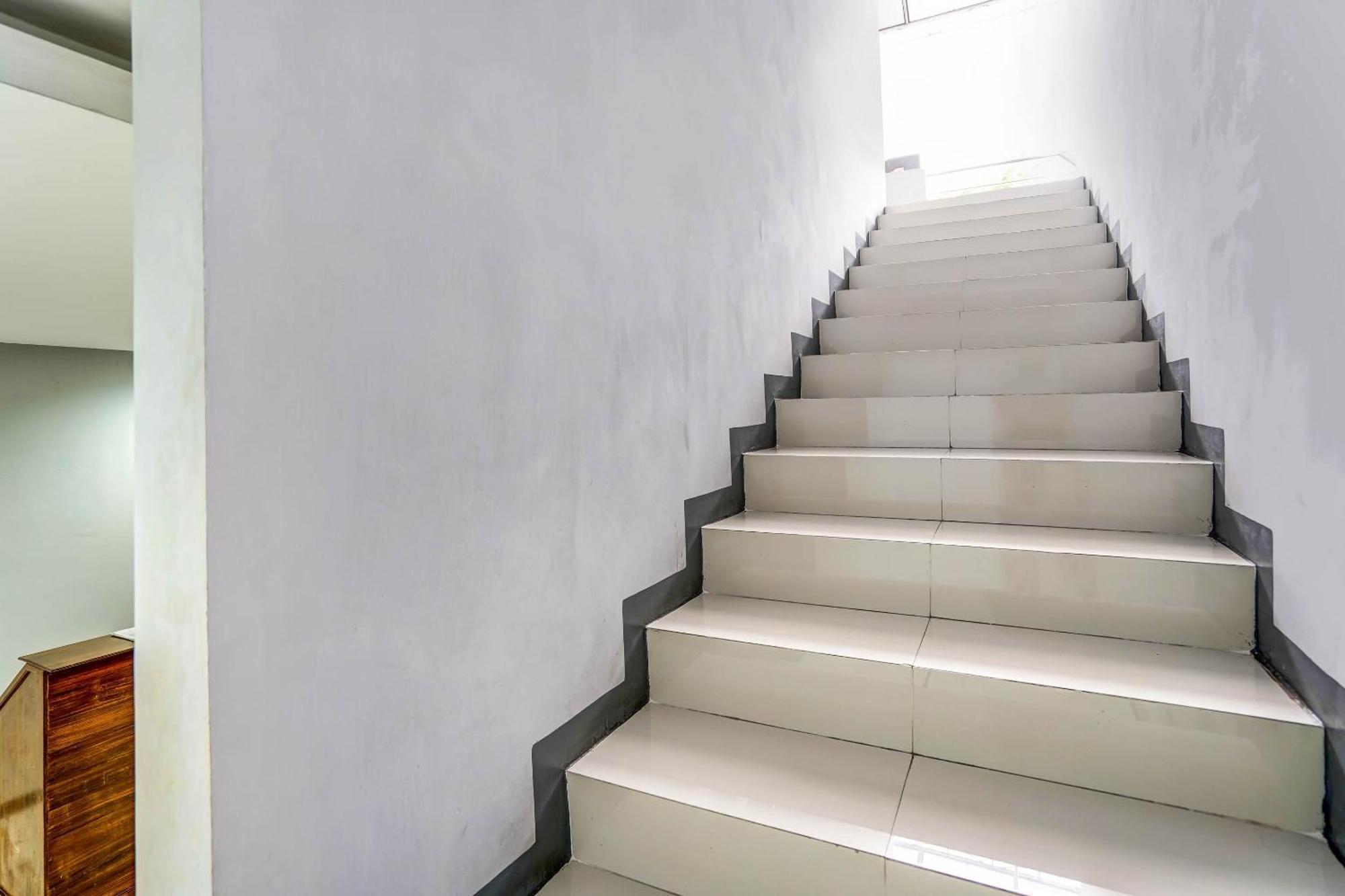 Oyo 90891 Parang Kusumo Residence Krembangan Exterior photo